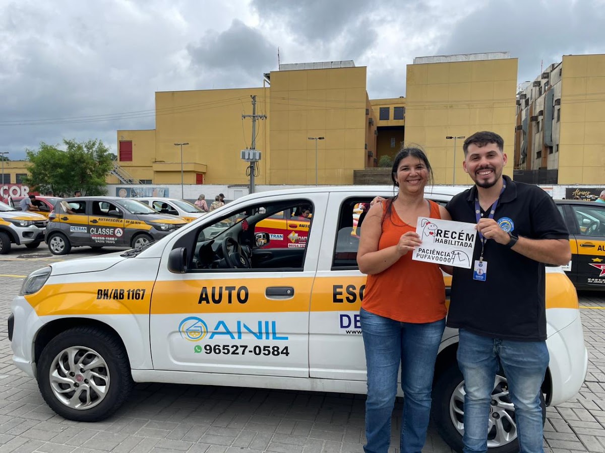 Aluna recém habilitada com instrutor da Autoescola Anil
